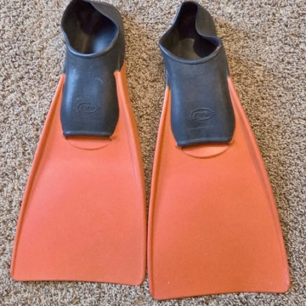 Finis Floating Training Fins with Black Mesh Bag
Size Men’s 9-11
